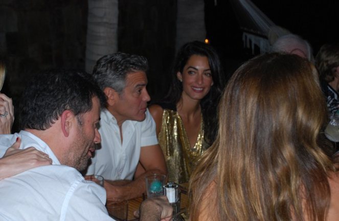 two-had-group-dinner-friends