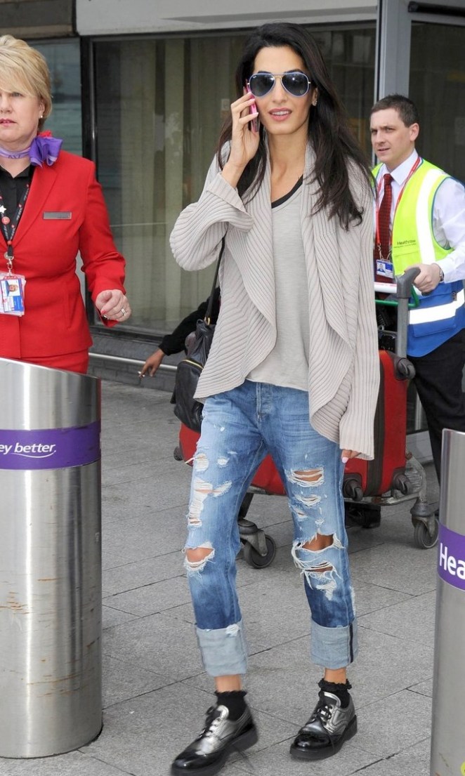 amal-alamuddin-flashing-engagement-ring-01