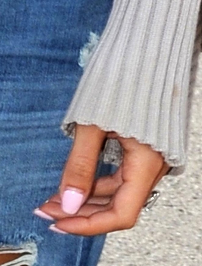 amal-alamuddin-flashing-engagement-ring-02
