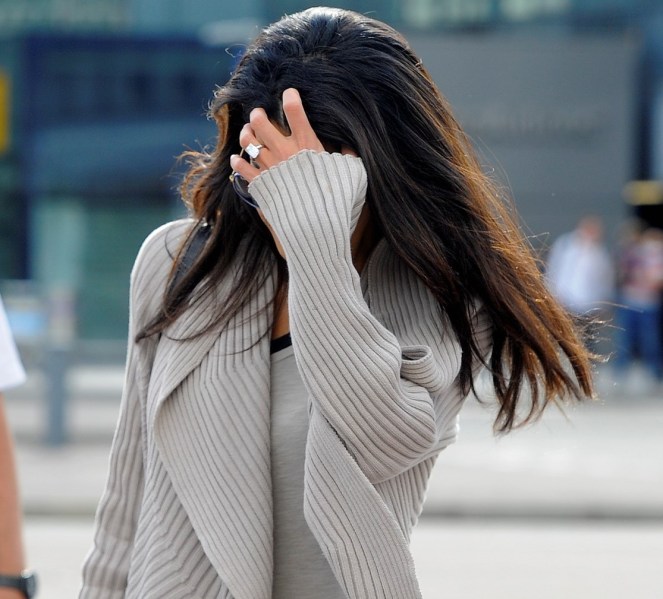 amal-alamuddin-flashing-engagement-ring-04