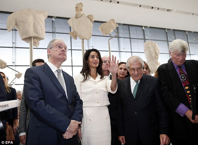 1413382196700_wps_58_epa04447734_Human_rights_