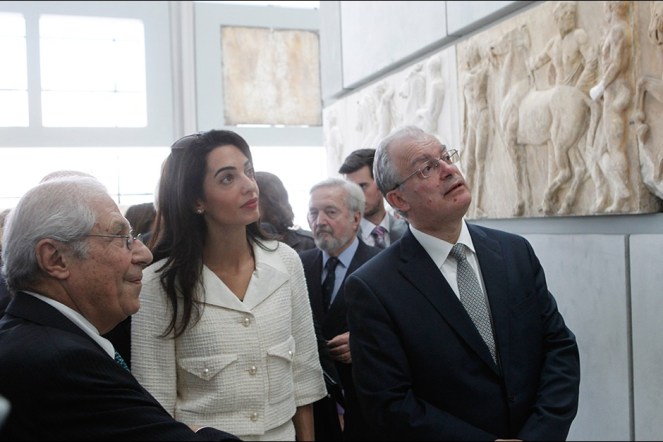 Amal-Clooney-lors-de-sa-visite-au-musee-de-l-Acropole-d-Athenes-le-mercredi-15-octobre-2014 (1)