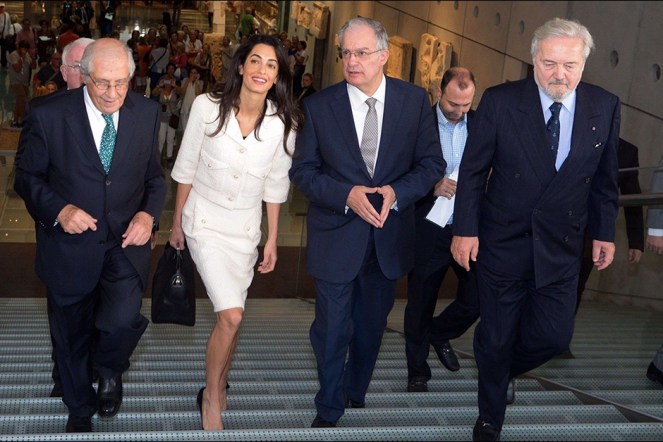 Amal-Clooney-lors-de-sa-visite-au-musee-de-l-Acropole-d-Athenes-le-mercredi-15-octobre-2014 (8)
