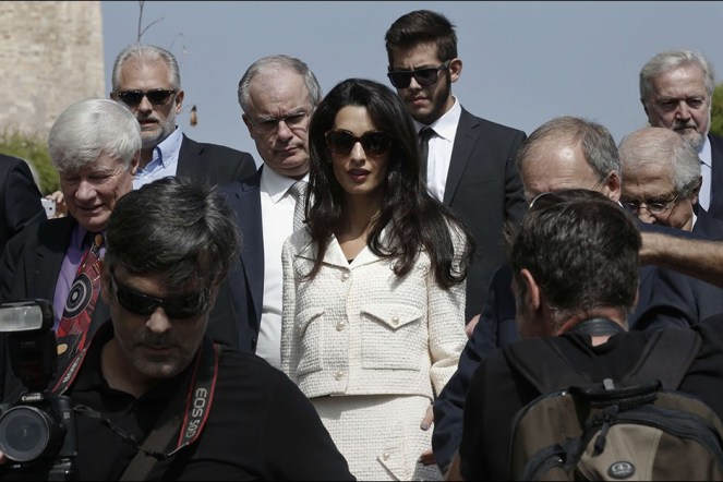 Amal-Clooney-lors-de-sa-visite-au-musee-de-l-Acropole-d-Athenes-le-mercredi-15-octobre-2014