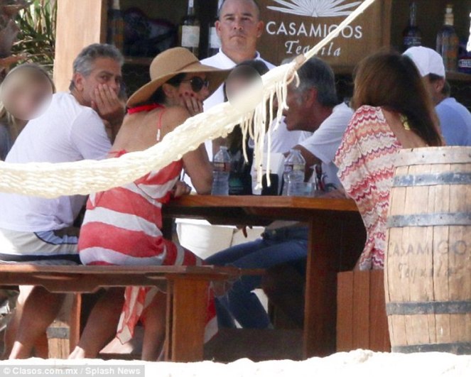 2448BE0100000578-0-image-a-64_1419683819557