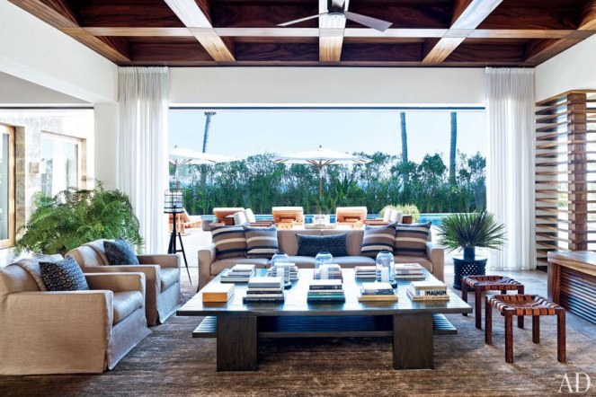 item15_rendition_slideshowHorizontal_cindy-crawford-rande-gerber-16-george-clooney-living-room