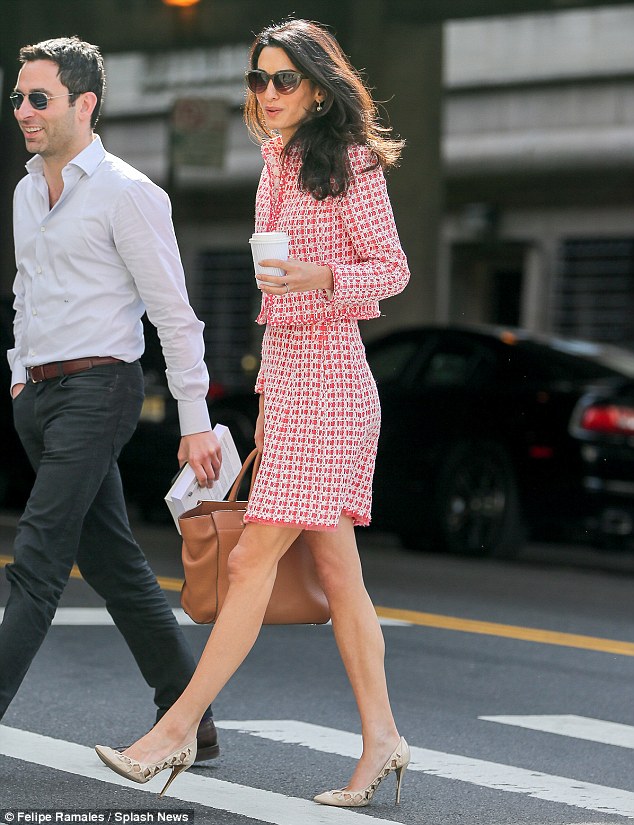 279D287D00000578-3041197-Great_gams_The_wife_of_George_Clooney_showed_off_her_toned_legs_-a-22_1429159851108