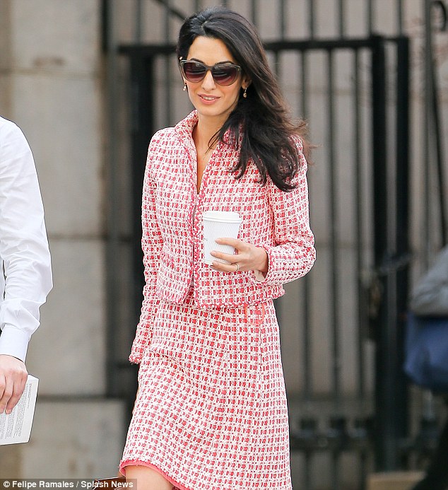 279D291800000578-3041197-Simple_yet_chic_The_beauty_wore_minimal_accessories_with_her_bla-a-24_1429159851112