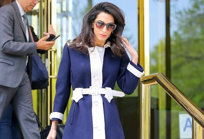 2837FD3500000578-3064907-The_37_year_old_lawyer_cloaked_her_svelte_frame_with_a_two_toned-a-6_1430523877824 (1)