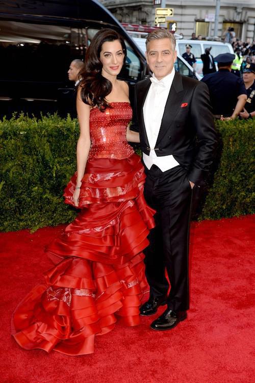 Photos-Met-Gala-2015-Amal-Clooney-amoureuse-et-engagee-elle-rehabilite-John-Galliano_portrait_w674 (1)
