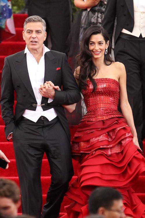 Photos-Met-Gala-2015-Amal-Clooney-amoureuse-et-engagee-elle-rehabilite-John-Galliano_portrait_w674 (2)