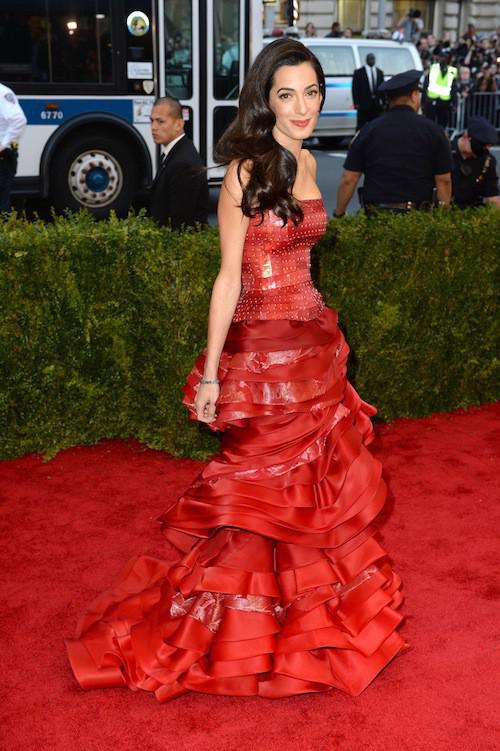 Photos-Met-Gala-2015-Amal-Clooney-amoureuse-et-engagee-elle-rehabilite-John-Galliano_portrait_w674 (4)