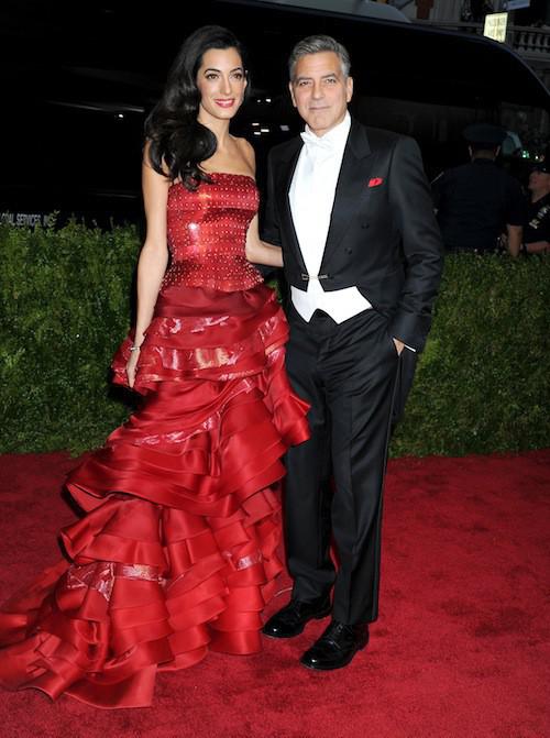 Photos-Met-Gala-2015-Amal-Clooney-amoureuse-et-engagee-elle-rehabilite-John-Galliano_portrait_w674 (5)