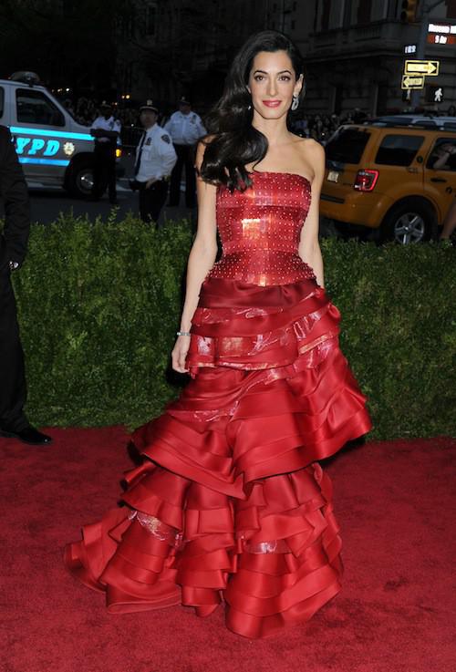 Photos-Met-Gala-2015-Amal-Clooney-amoureuse-et-engagee-elle-rehabilite-John-Galliano_portrait_w674 (9)