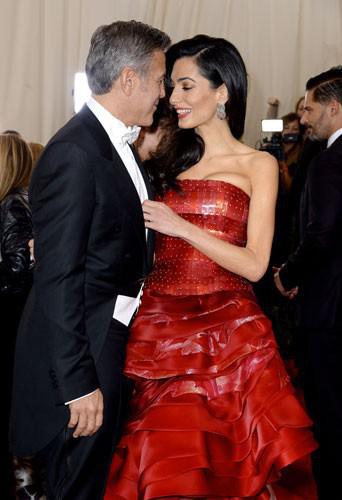 Photos-Met-Gala-2015-Amal-Clooney-amoureuse-et-engagee-elle-rehabilite-John-Galliano_portrait_w674
