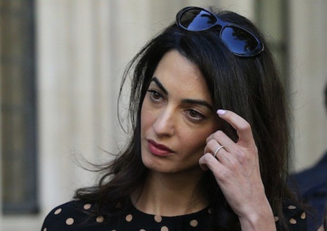 Photos-Amal-Clooney-malgre-des-traits-tires-elle-garde-la-classe_portrait_w674 (2)
