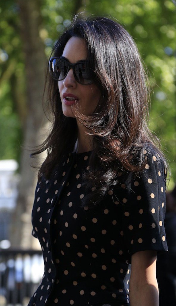 Photos-Amal-Clooney-malgre-des-traits-tires-elle-garde-la-classe_portrait_w674 (4)