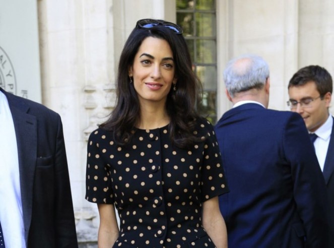 Photos-Amal-Clooney-malgre-des-traits-tires-elle-garde-la-classe_portrait_w674