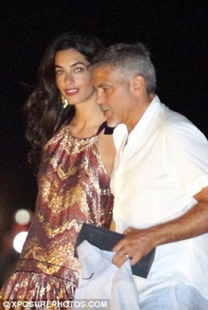 2A3D166200000578-3149837-Summer_dress_Both_spouses_headed_to_their_boat_while_wearing_lig-a-81_1436077031230 (1)