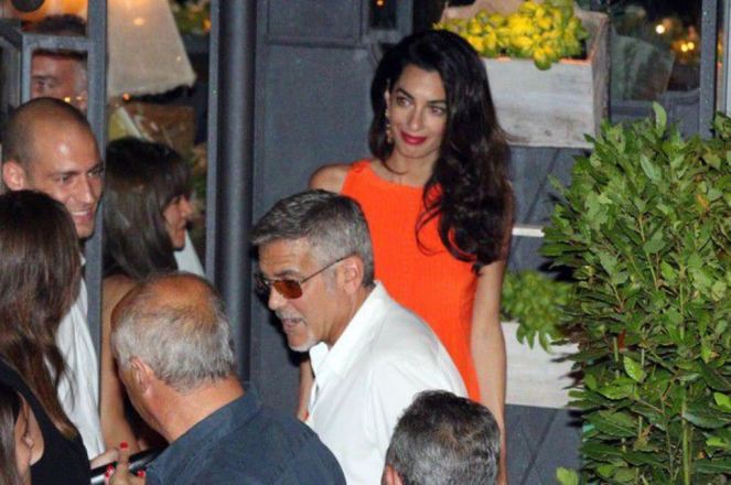 Photos-George-et-Amal-Clooney-une-actrice-americaine-s-invite-dans-leur-paradis-italien-!_portrait_w674 (2)
