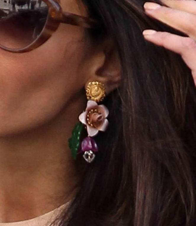 1426355-avec-ses-boucles-d-oreilles-rococo-620x0-1