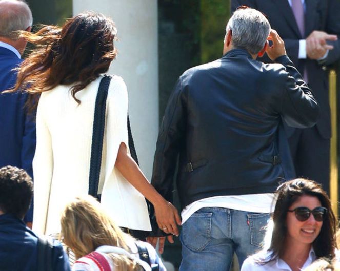 The-pair-looked-cosy-as-they-walked-into-the-hotel-535627